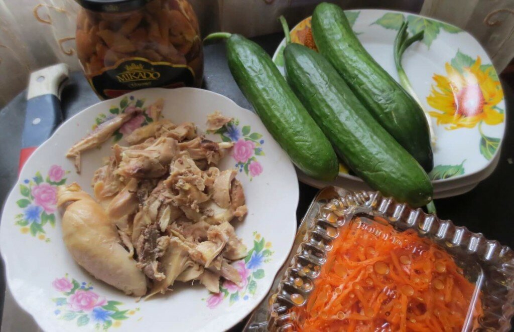Салат с курицей, грибами, огурцами и корейской морковью (1 шаг)