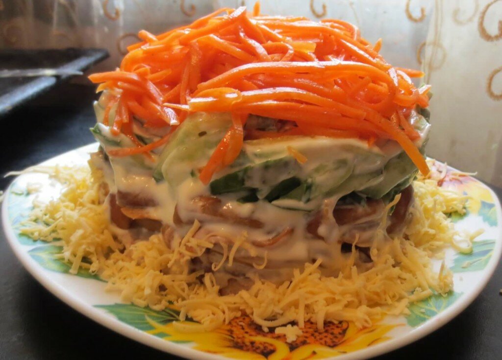 Салат с курицей, грибами, огурцами и корейской морковью (9 шаг)