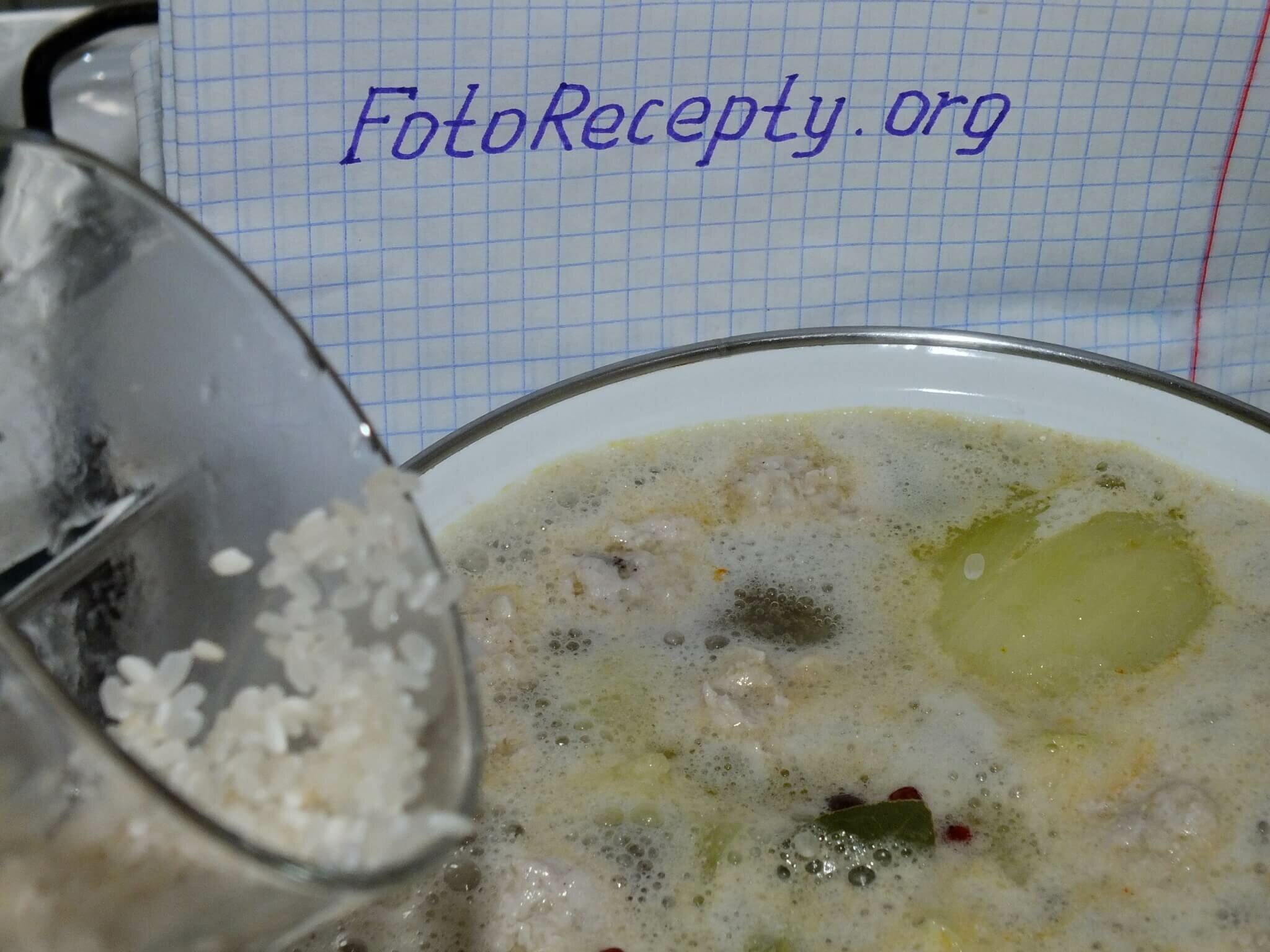 Суп с фрикадельками - закиньте овощи и рис.