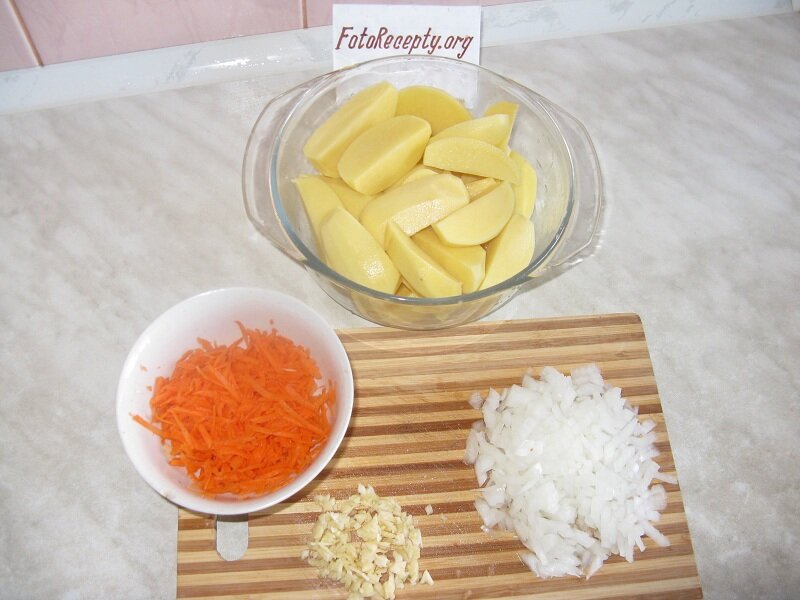 izmelchaem-kartofel-luk-morkov-chesnok