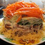 Салат «Хрустящий Восторг» с курицей, грибами, огурцами и корейской морковью