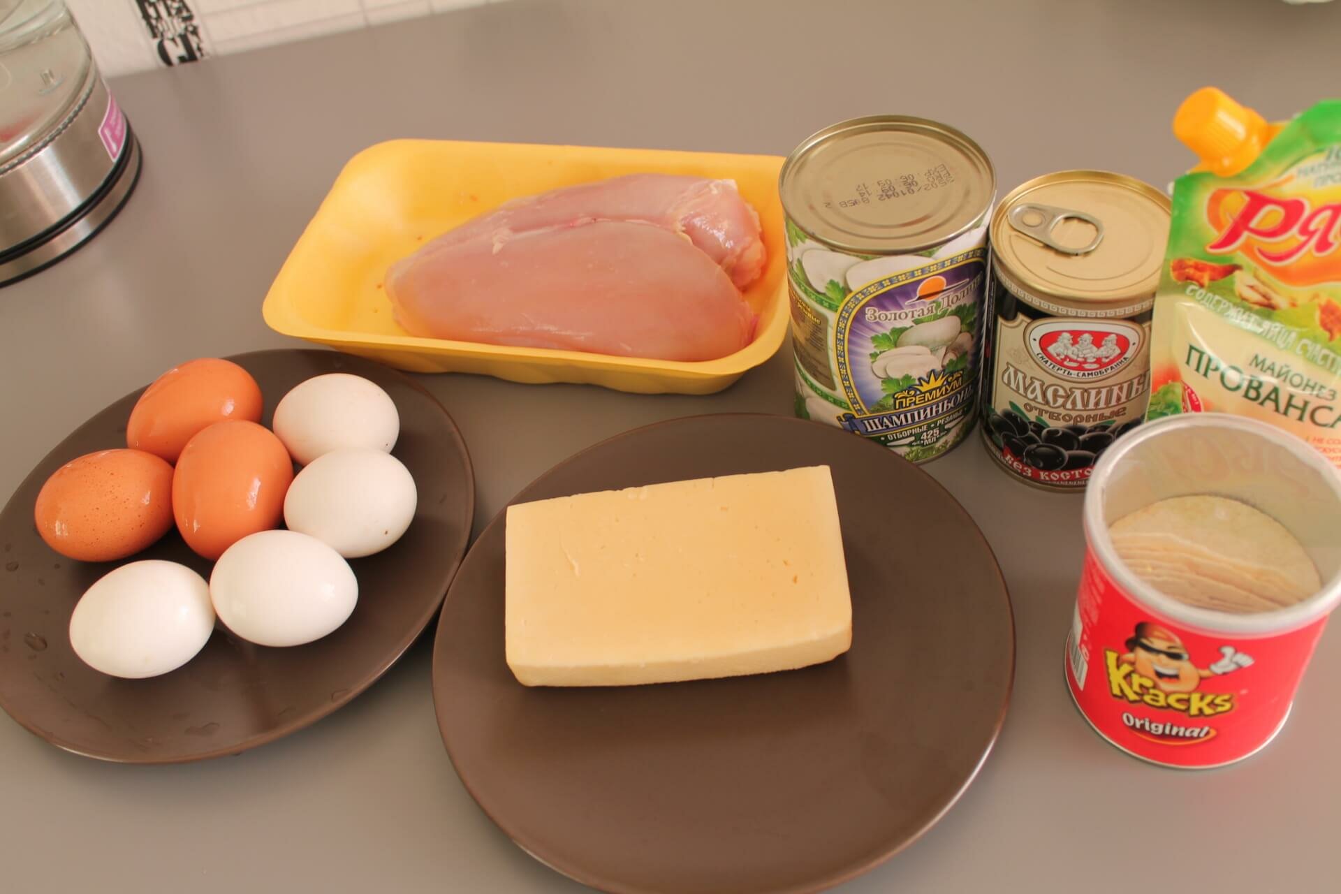 Cалат Подсолнух с куриной грудкой, сыром, шампиньонами и маслинами (ингредиенты)