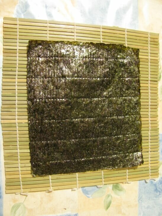 Простое приготовление суши в домашних условиях (бамбуковый коврик)