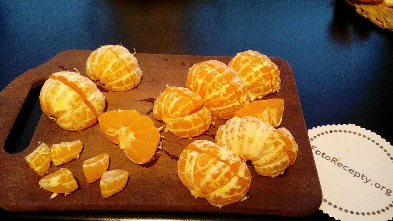 мандариновые кексы режем мандарины