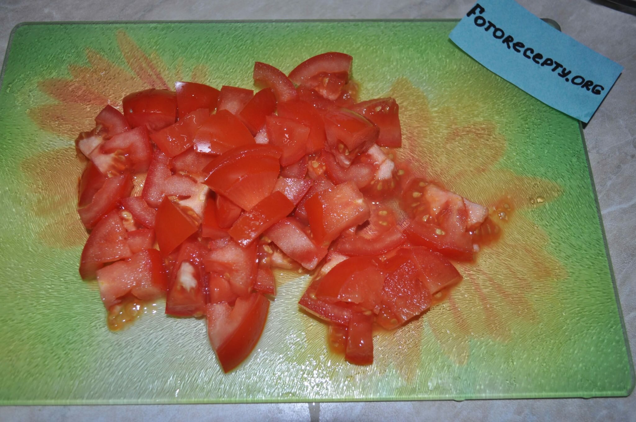 Салат - нарезаем помидор - шаг 5