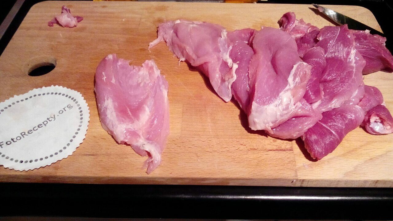бефстроганов из свинины нарезаем свинину