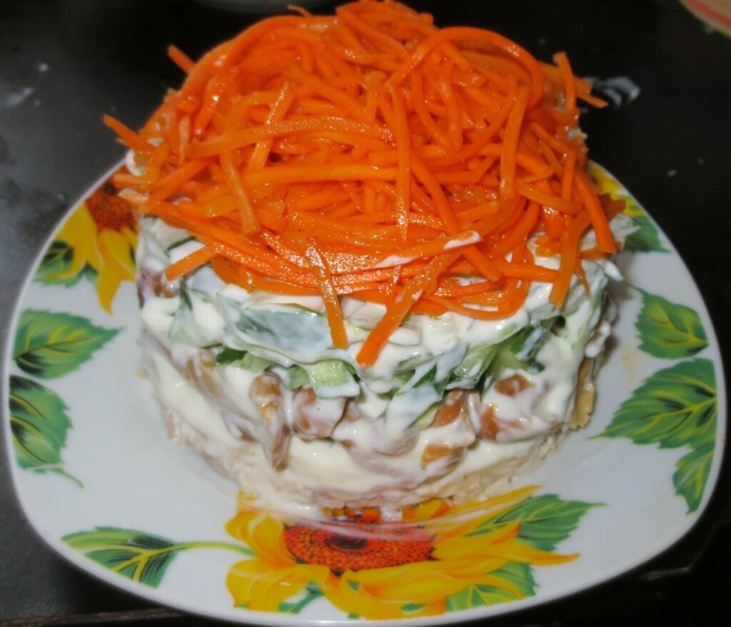 Салат с курицей, грибами, огурцами и корейской морковью (8 шаг)