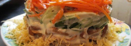 Салат с курицей, грибами, огурцами и корейской морковью (9 шаг)