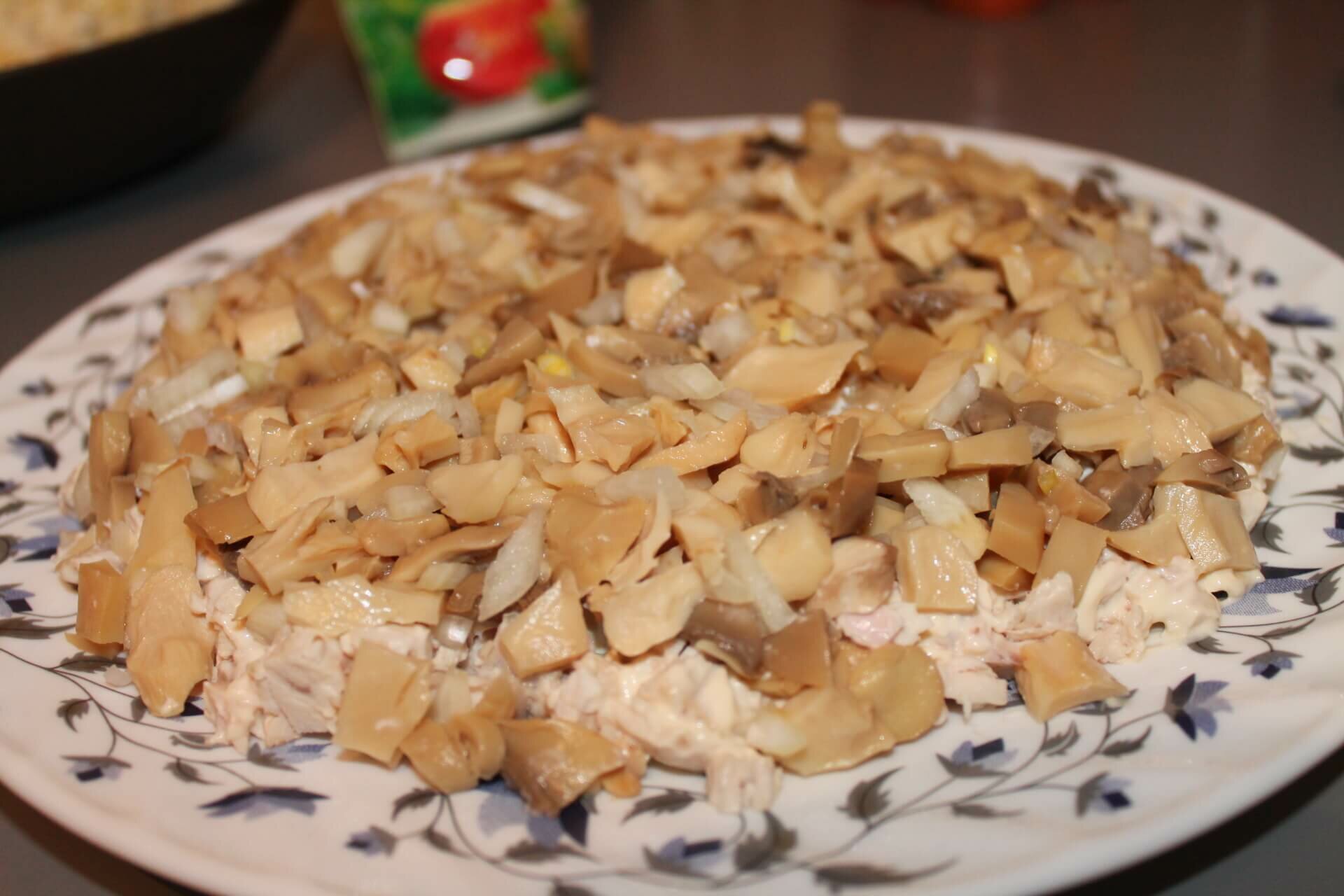 Cалат Подсолнух с куриной грудкой, сыром, шампиньонами и маслинами (10 шаг)