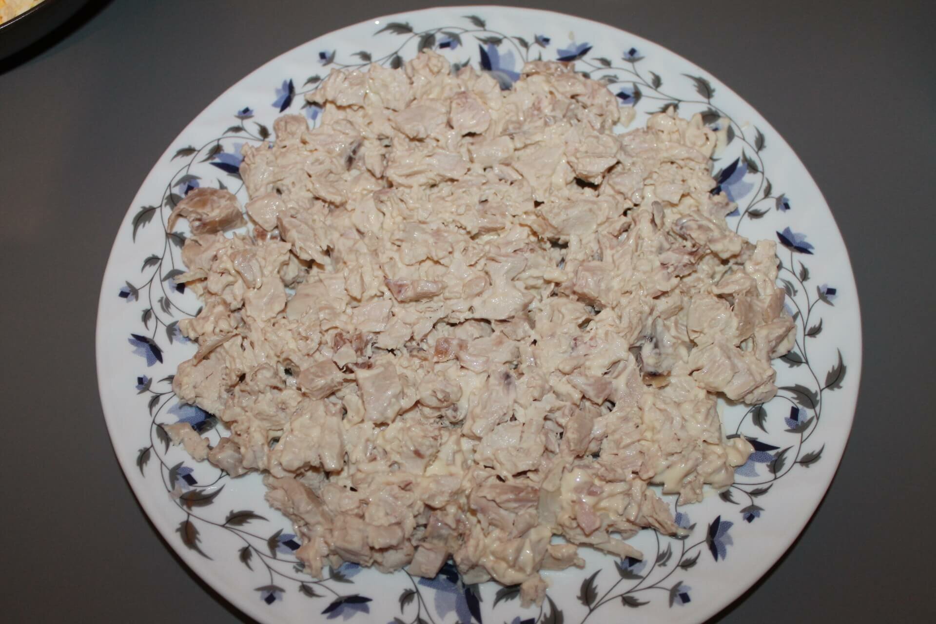Cалат Подсолнух с куриной грудкой, сыром, шампиньонами и маслинами (3 шаг)