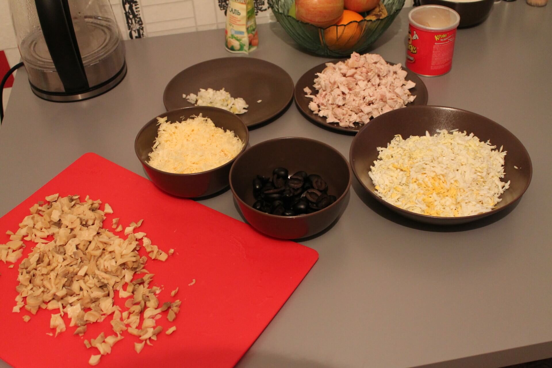 Cалат Подсолнух с куриной грудкой, сыром, шампиньонами и маслинами (9 шаг)