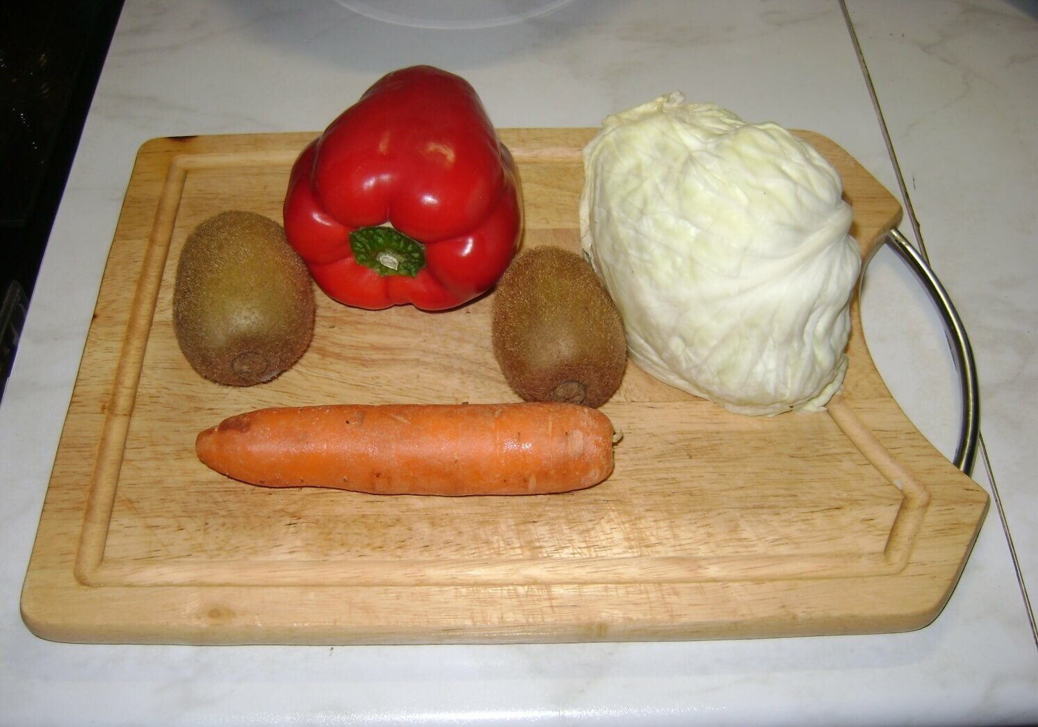 Овощной салат из капусты, болгарского перца, моркови и киви (1 шаг)