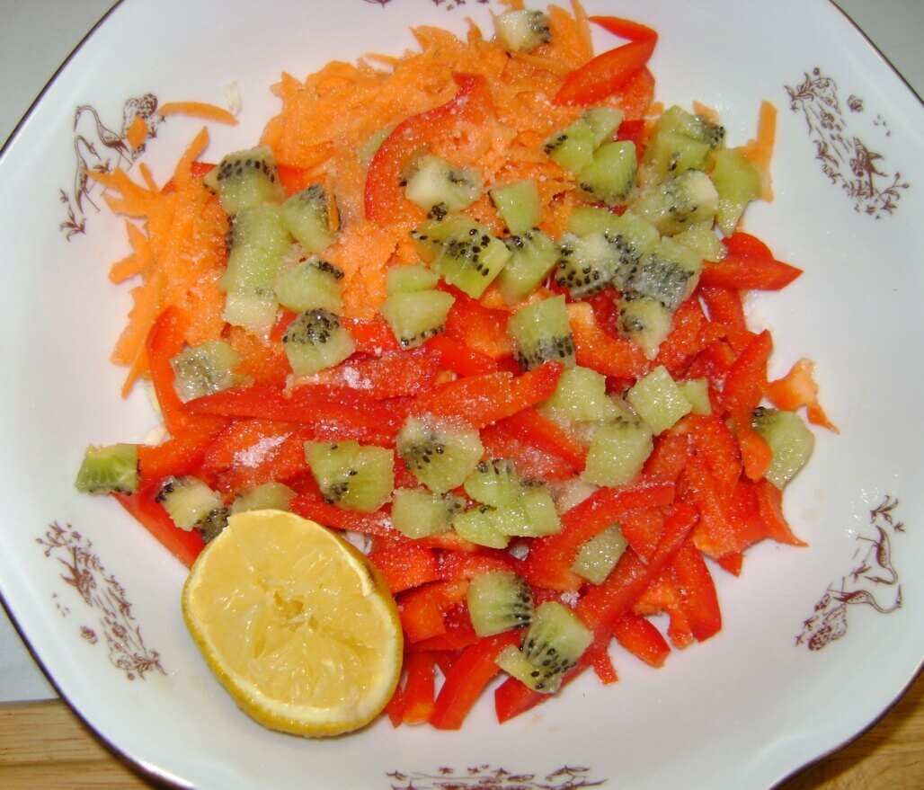 Овощной салат из капусты, болгарского перца, моркови и киви (10 шаг)