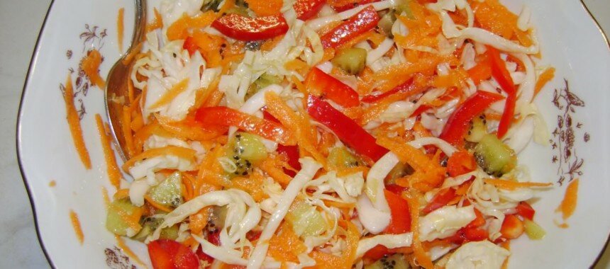 Овощной салат из капусты, болгарского перца, моркови и киви