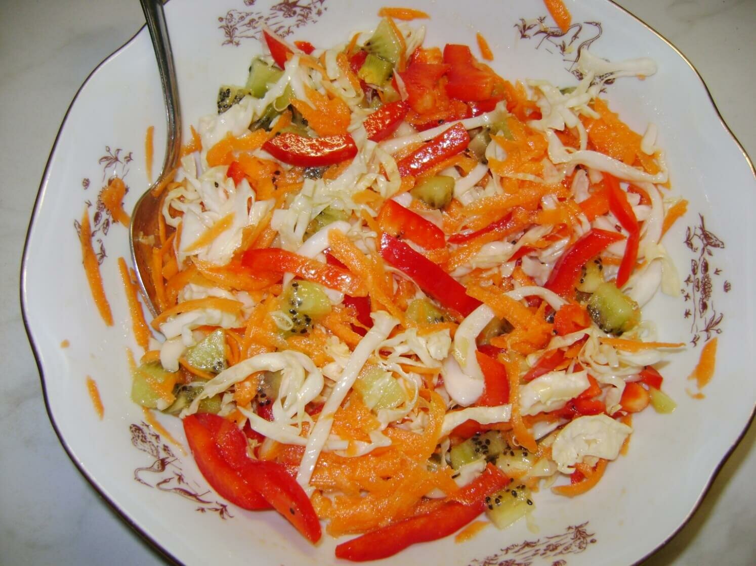 Овощной салат из капусты, болгарского перца, моркови и киви (11 шаг)
