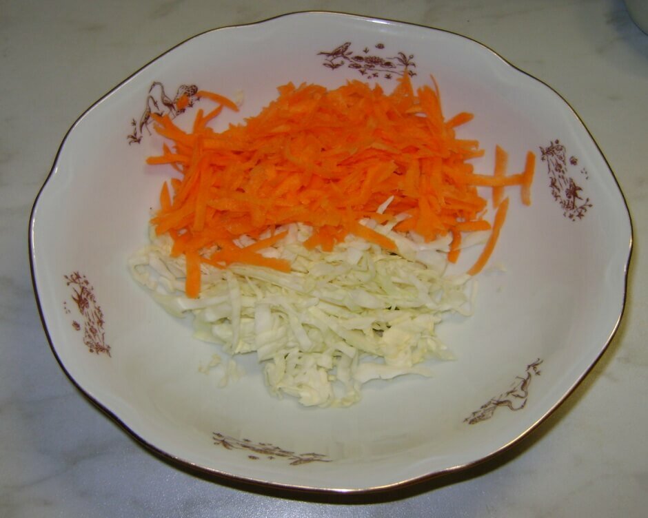 Овощной салат из капусты, болгарского перца, моркови и киви (4 шаг)