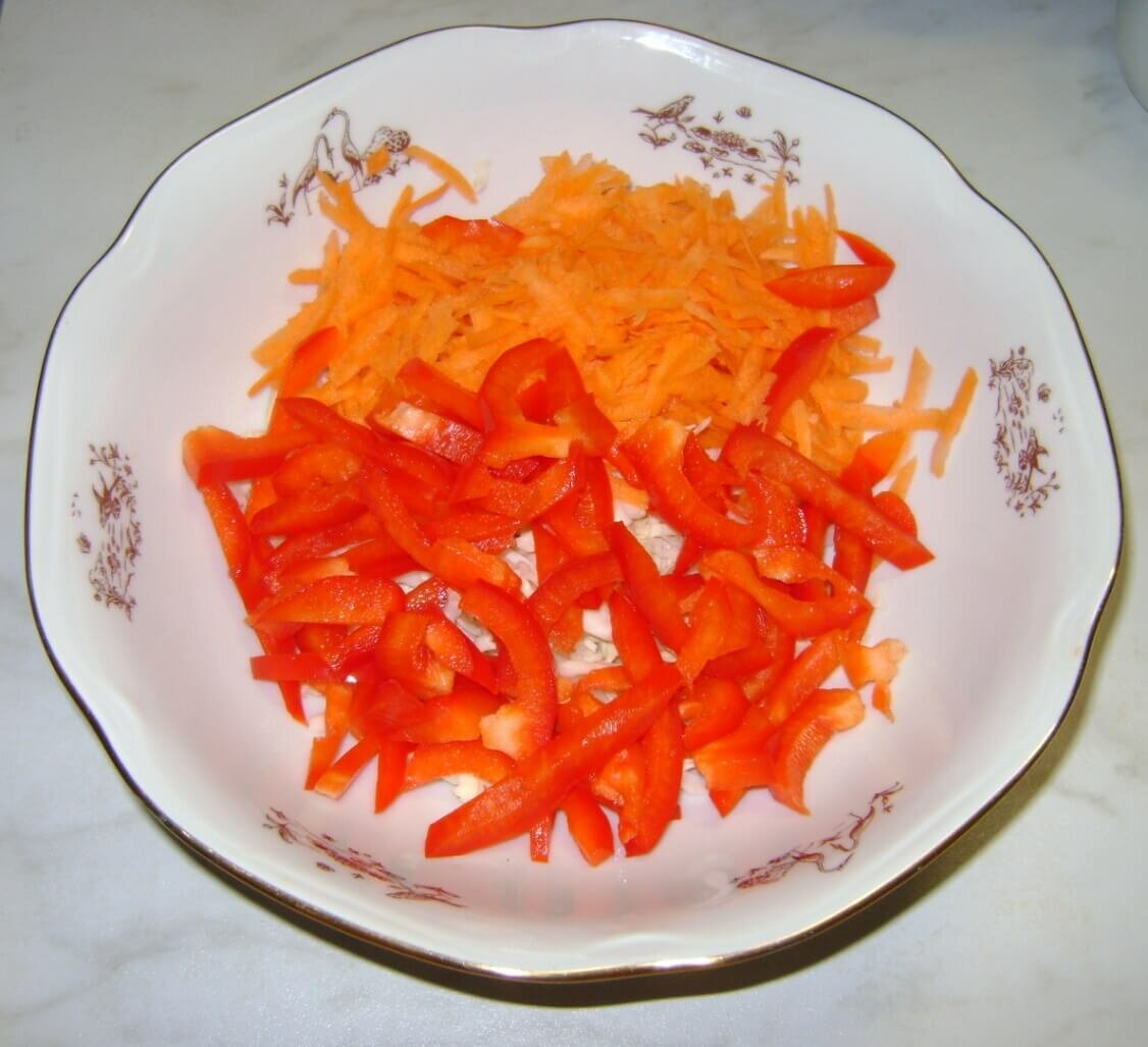 Овощной салат из капусты, болгарского перца, моркови и киви (6 шаг)