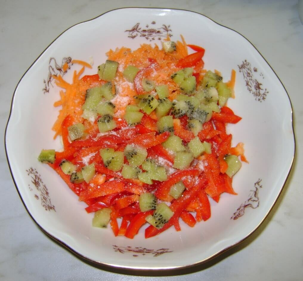 Овощной салат из капусты, болгарского перца, моркови и киви (9 шаг)