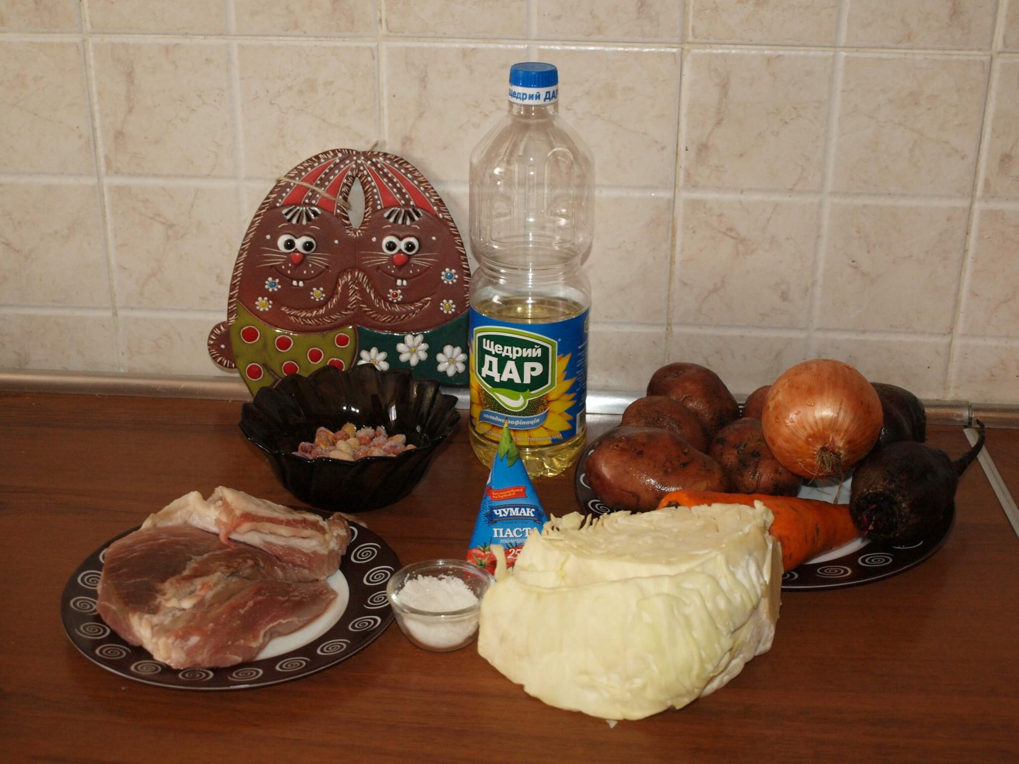 Украинский борщ со сметаной и зеленью (1 шаг)
