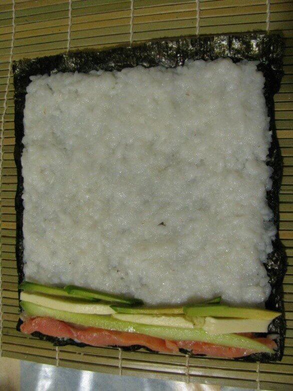 Приготовление суши в домашних условиях (рис на водорослях с сёмгой, огурцом, плавленым сырком и авокадо)