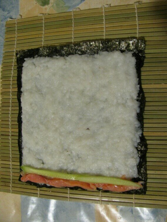 Простое приготовление суши в домашних условиях (рис на водорослях с сёмгой и огурцом)