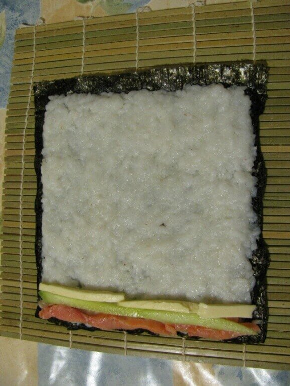 Простое приготовление суши в домашних условиях (рис на водорослях с сёмгой, огурцом и плавленым сырком)