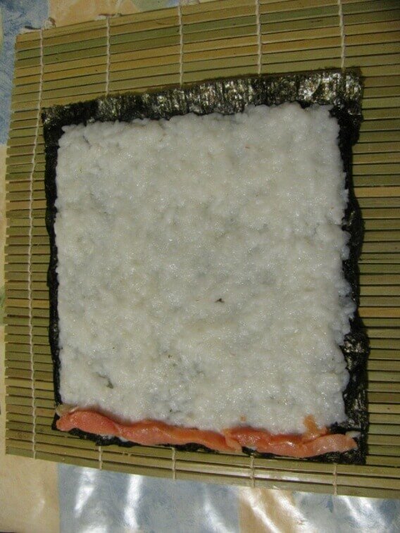 Простое приготовление суши в домашних условиях (рис на водорослях с сёмгой)