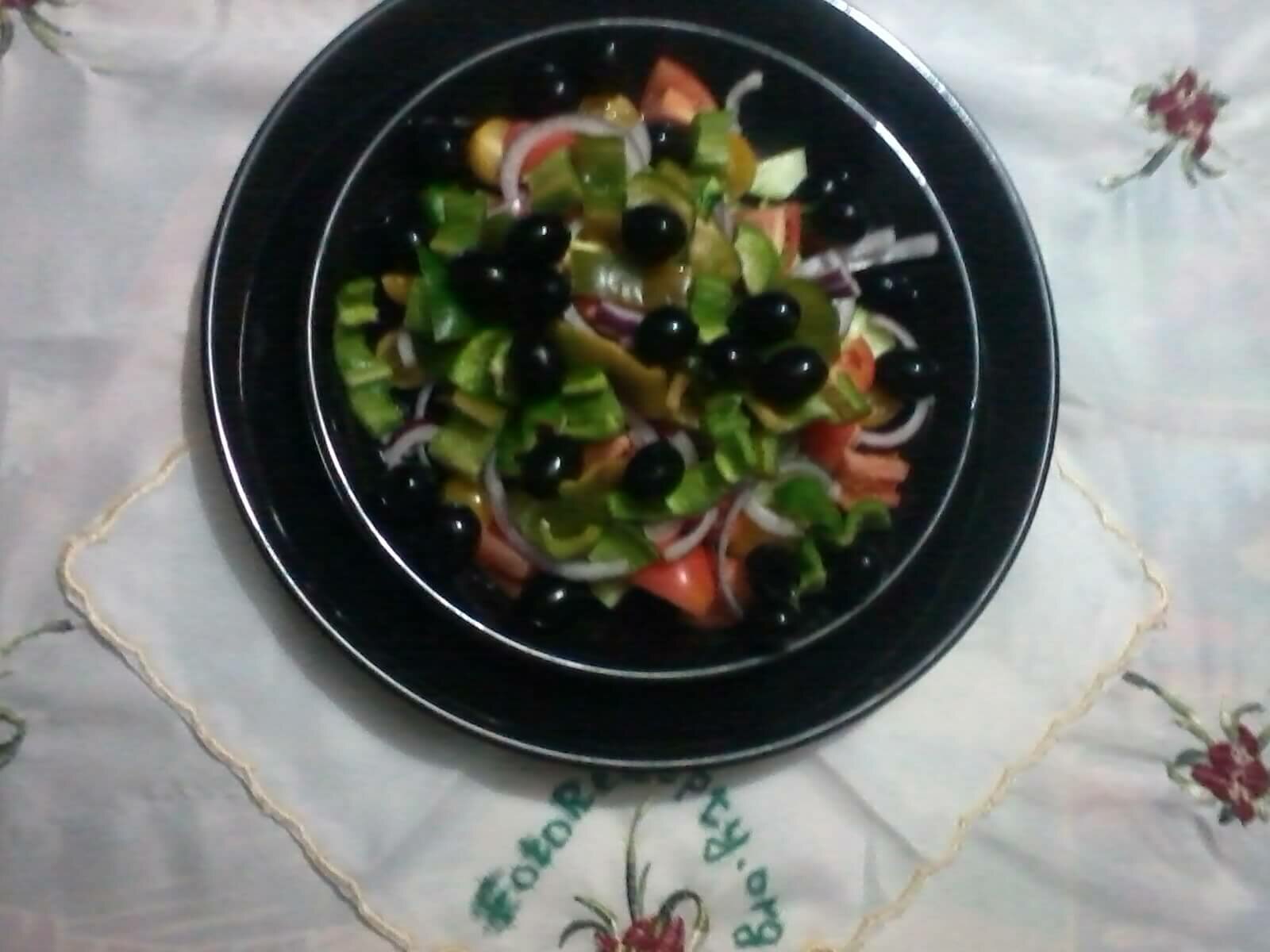 Греческий салат - выкладываем маслины.jpg