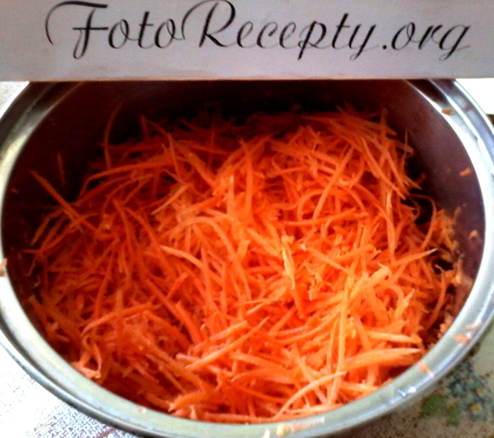 2. Морковь по корейски - натираем морковь.jpg