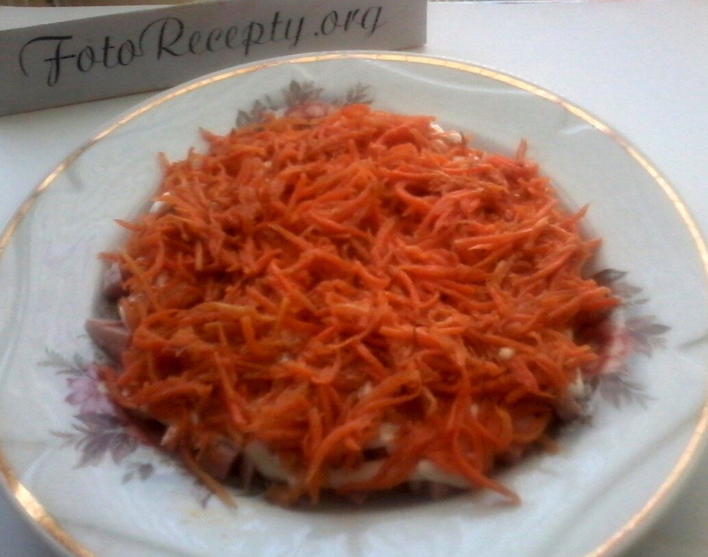 2. Салат парус - укладываем морковь.jpg