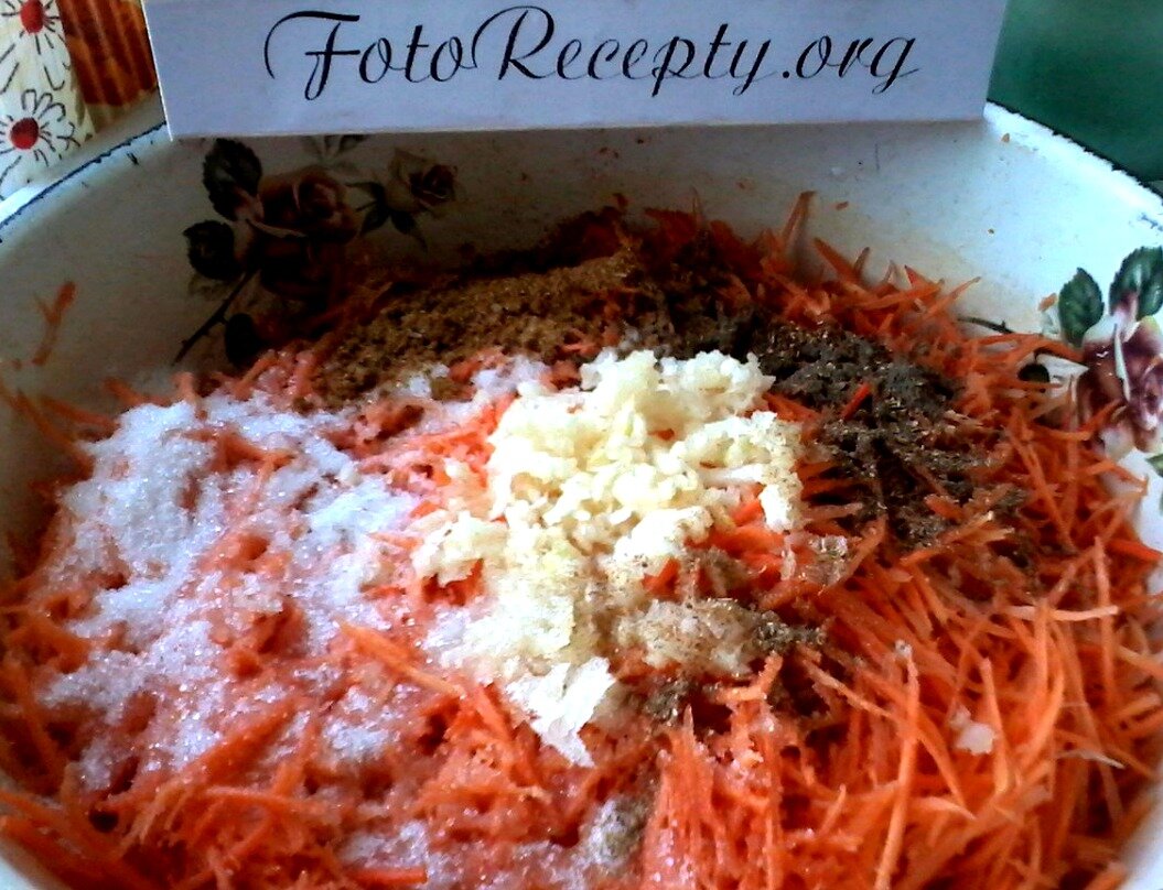 3. Морковь по корейски - посыпаем специями.jpg