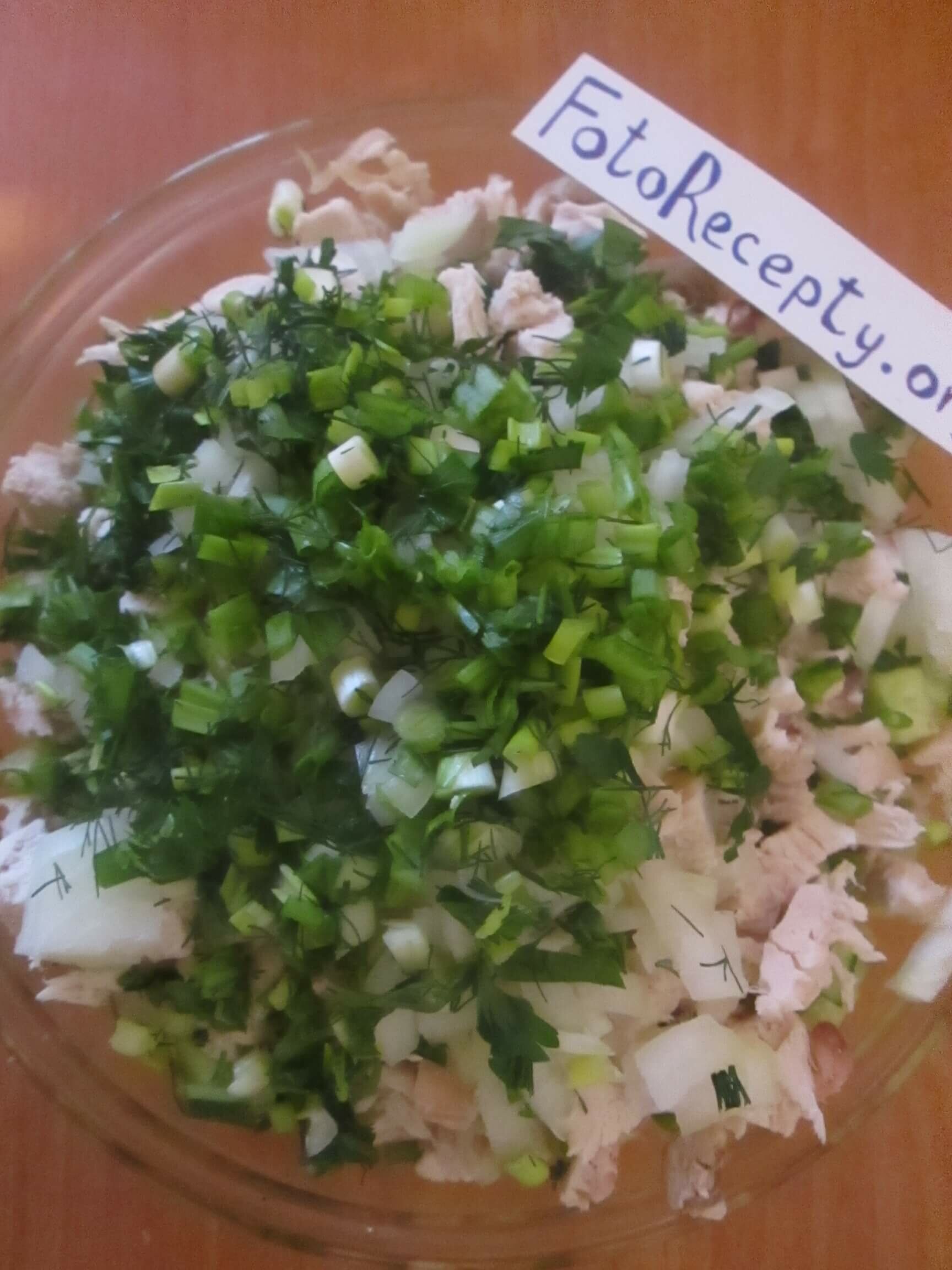 Окрошка на кефире - присоединие порубленной зелени к салату#10