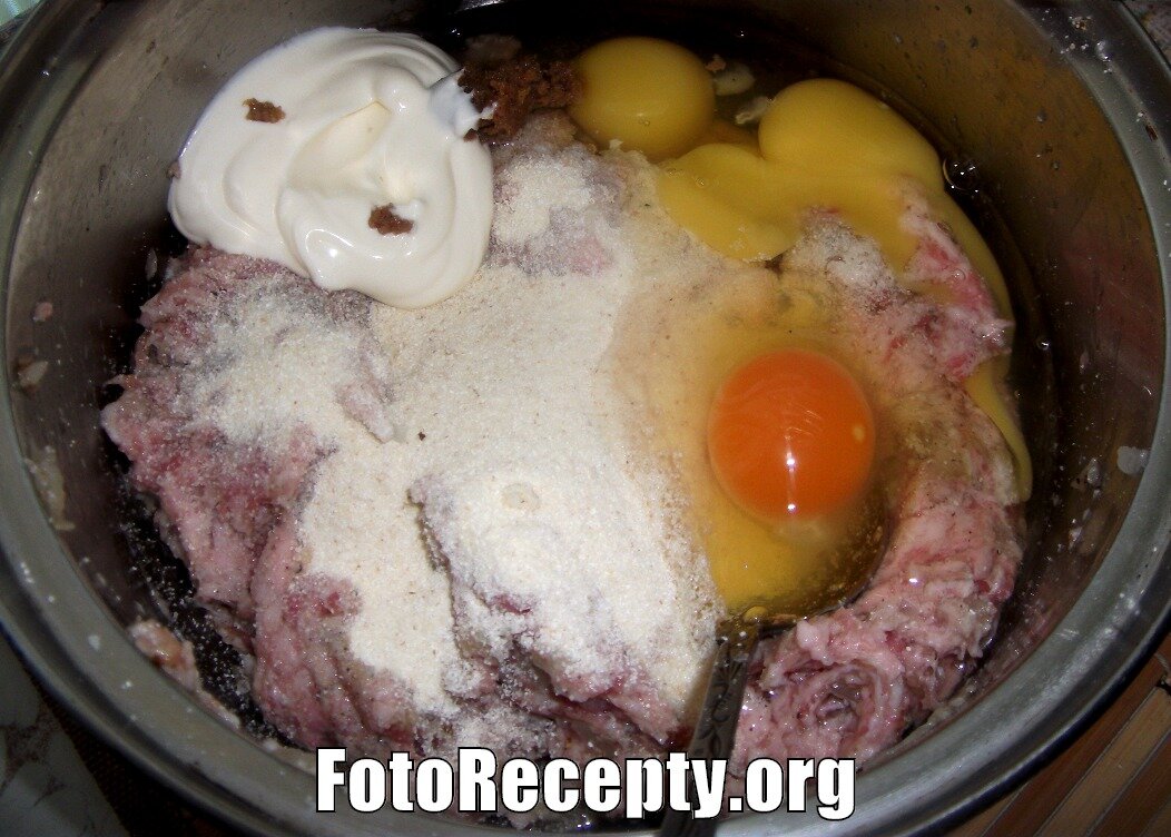 2.Котлеты мясные - добавляем яйца, манку и сметану.jpg