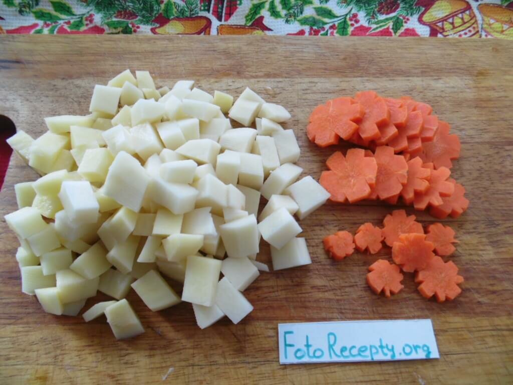суп на говяжьем бульоне - нарезаем картофель и морковь