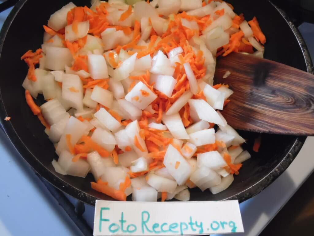 суп на говяжьем бульоне - обжариваем морковь и лук