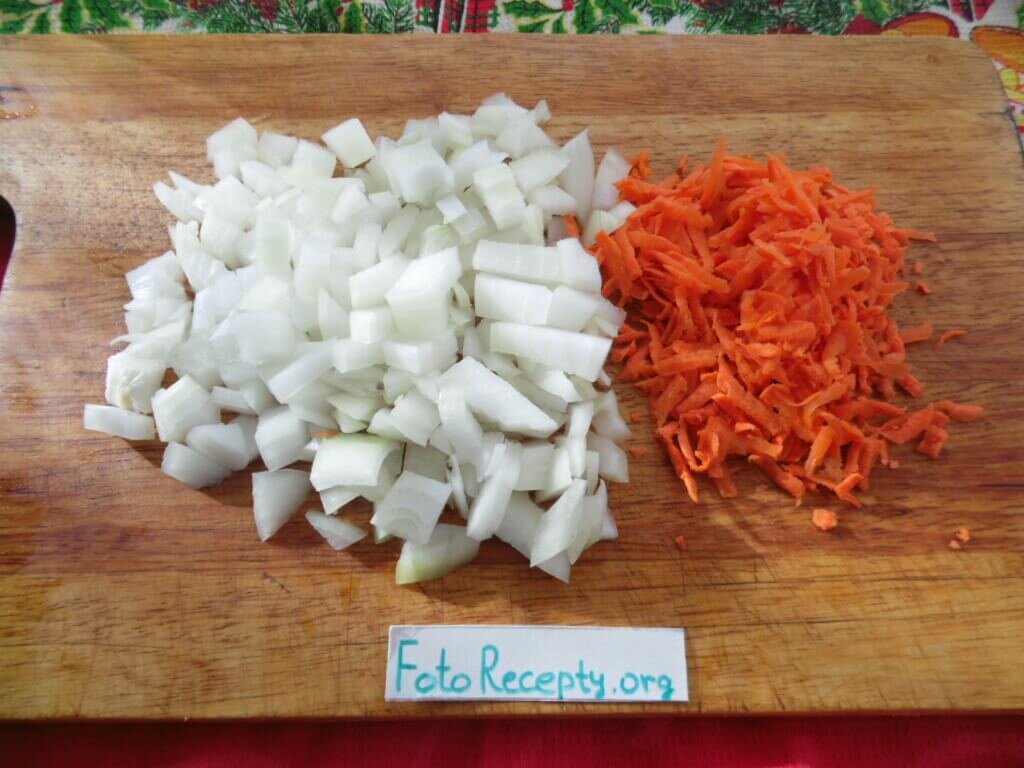 суп на говяжьем бульоне - шинкуем лук, натираем морковь