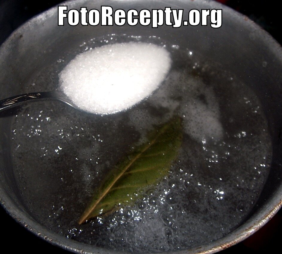 1.Скумбрия маринованная - вскипячиваем воду с сахаром и солью