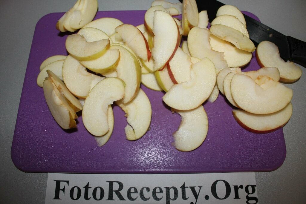 яблочный пирог - режем яблоки