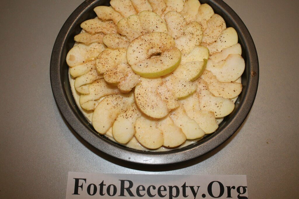 яблочный пирог - выкладываем яблоки