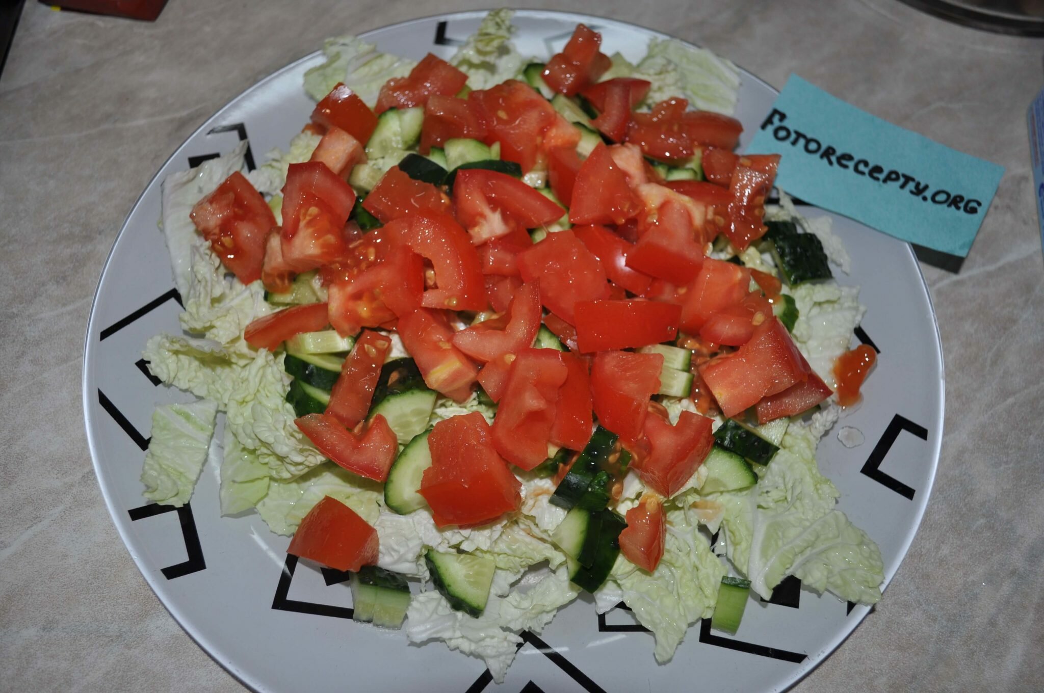 Салат - добавляем помидор на блюдо - шаг 6