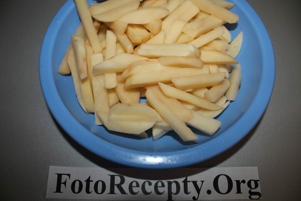 картофель-фри в духовке - нарезаем