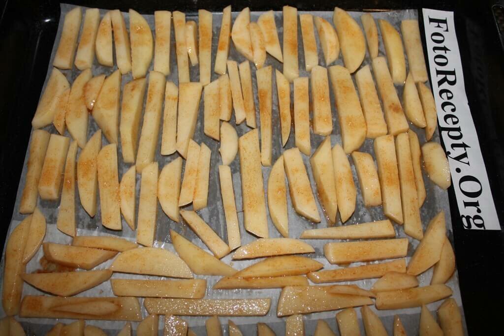 картофель-фри в духовке - раскладываем