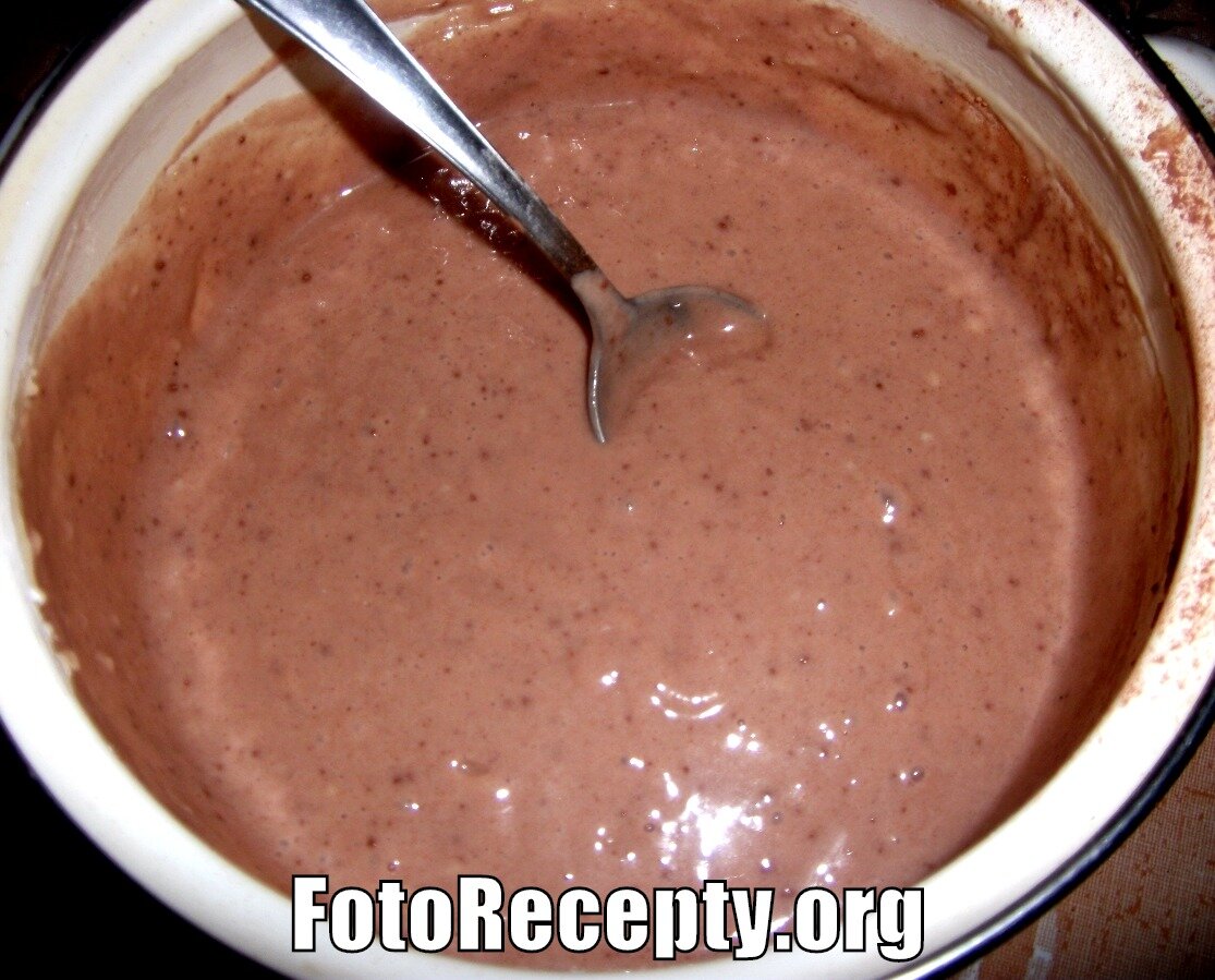 4.Торт на кефире - в одну часть теста добавляем какао.
