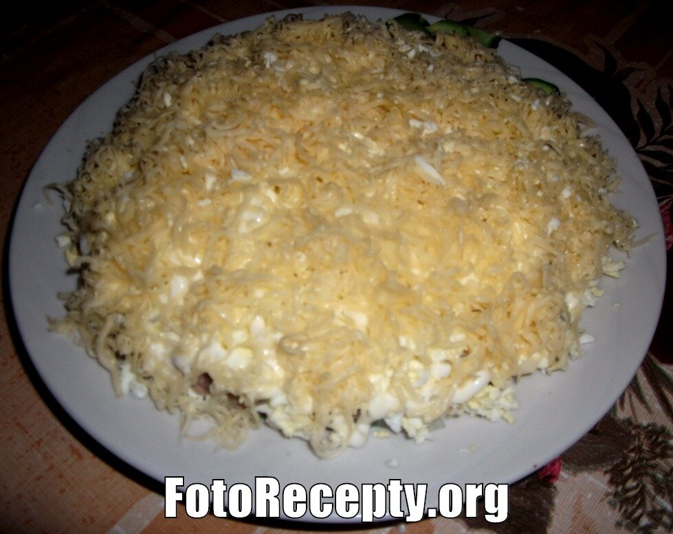 7.Салат Мужские грёзы - покрываем салат натёртым на мелкой терке сыром