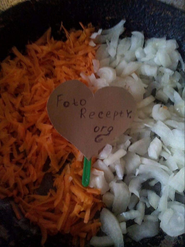 выкладываем лук и морковь на сковороду