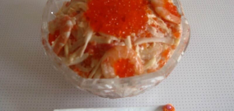 Царский салат с красной икрой, кальмарами и креветками [как приготовить]